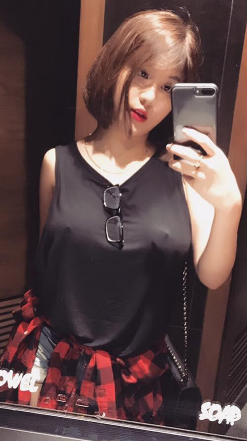 WRC多车追逐战：激烈的超车瞬间