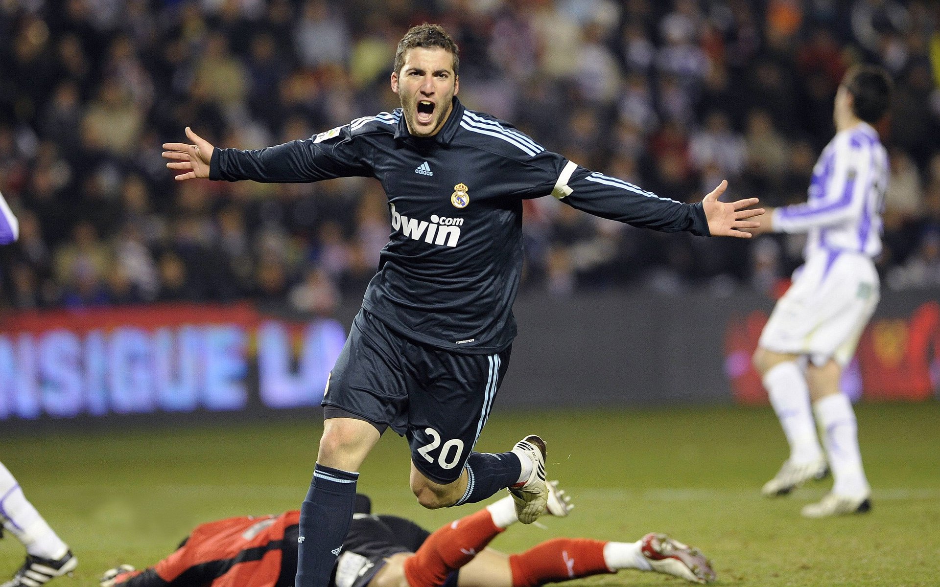 爱游戏登录入口-突尼斯希望防线失误导致致命失球，伊布吉普赛人